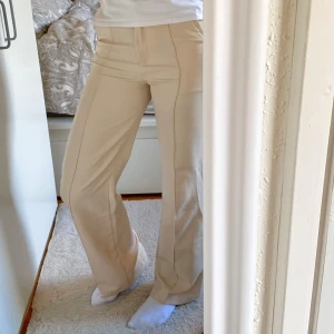 Beiga kostymbyxor  -  Supersnygga kostymbyxor från madlady, bra skick, litet hål längst ner (bild 2) och köpta för 500kr💗