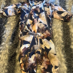 Overall  från Molo - Säljer en supercool overall från Molo med ett unikt hästmönster. Den har en dragkedja framtill och är perfekt för att hålla de små varma och bekväma. Overallen är i storlek 86 och har en mysig insida. Nypris: ca 1200🌸Är i bra skick