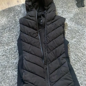 Zara väst - Zara väst  Fint sick storlek Xs ny kostar runt 400. Säljer pågrund av att jag ibte använder längre skriv för fler bilder/intresse❤️