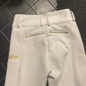 ZacZess ridbyxor  - Skit snygga tävlings ridbyxor!! Jätte jätte fint sick!! Storlek S passar XS oxå!  Säljer pågrund av ingen användning för dem längre!  Och dem kostar runt 1200 nya!❤️