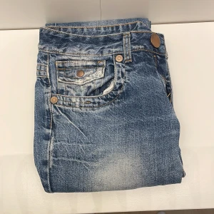 Low cut jeans - Low cut/waist second hand jeans  Står ej storlek men gissar på 34/36. Lite korta på mig som är 175cm lång  