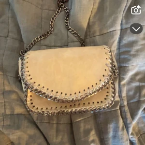 Stella McCartney väska - Super fin väska, bra skick! Har inga äkthetsbevis tyvärr men inuti är tyget med Stella McCartney trycket! Väldigt gammal modell❤️