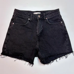 H&M shorts - H&M svarta jeans shorts i storlek eu; 36, uk; 8. Änvända ett par få gånger.