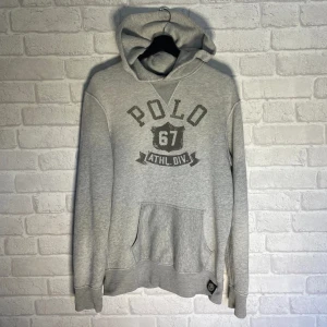 Polo Ralph Lauren hoodie  - | Polo Ralph Lauren hoodie | Bra skick utom några små defekter på armen | Storlek M |
