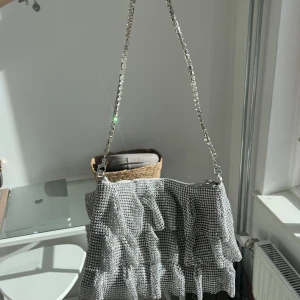 Silvrig väska zara - Glitter väska från zara, använd fåtal gånger💗