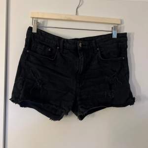 Säljer ett par svarta jeansshorts med slitningar. De har en låg midja och Perfekta för sommarens alla äventyr! 💕🫧