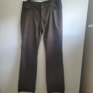 Jeans - Mossgröna manchesterjeans med låg midja. Aningen utsvängda tycker jag. Mjuka och sköna och sitter väldigt snyggt på. Bra använt skick. Hade gärna haft dessa kvar nu i höst men de har blivit för små tyvärr. 