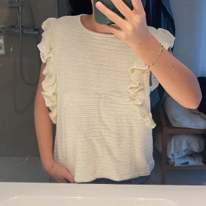 Volangtopp - Fin virkad topp med volanger från Carin Wester