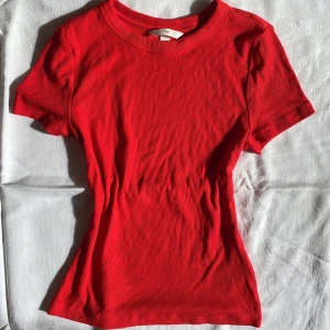 Röd t shirt❤️ - Röd t-shirt från HM❤️ Storlek S