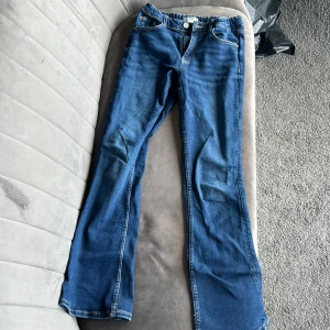 Low bootcut jeans - St 164. Lågmidjade mörkblåa bootcut jeans. Har en bra längd och storlek i midjan. Man kan reglera midjan! 