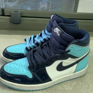 Jordan 1 blue patent leather - I skick 9/10. Jätte snygga och bekväma skor