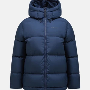 Vinterjacka - Säljer denna jacka pga att jag vill ha ny, endast använd förra vintern och har inga som helst defekter. Nypris 4200🩷Kan även sänka priset vid snabb affär!