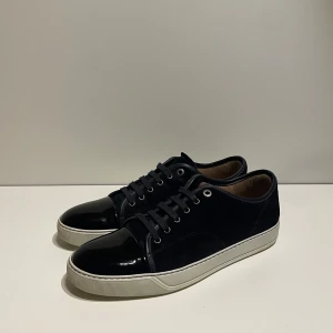 Lanvin skor  - Hej! Säljer nu dessa nästan sprillans nya lanvin skor. Skorna är i skick 9,5/10. Hör av dig vid frågor!