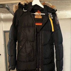 Parajumper longbear  - I bra skick, inga defekter eller skador Köpt via Plick! Kan självklart skicka fler bilder privat! Säljer då jag ska köpa en ny jacka, behöver bli av med den så fort som möjligt. Kan sänka pris vid snabb affär.