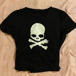 Skeleton T-shirt  - En svart tröja med skelett tryck på. Inte min stil längre så är tvungen att sälja den.  Bara att höra av sig om man har frågor 🖤🤍