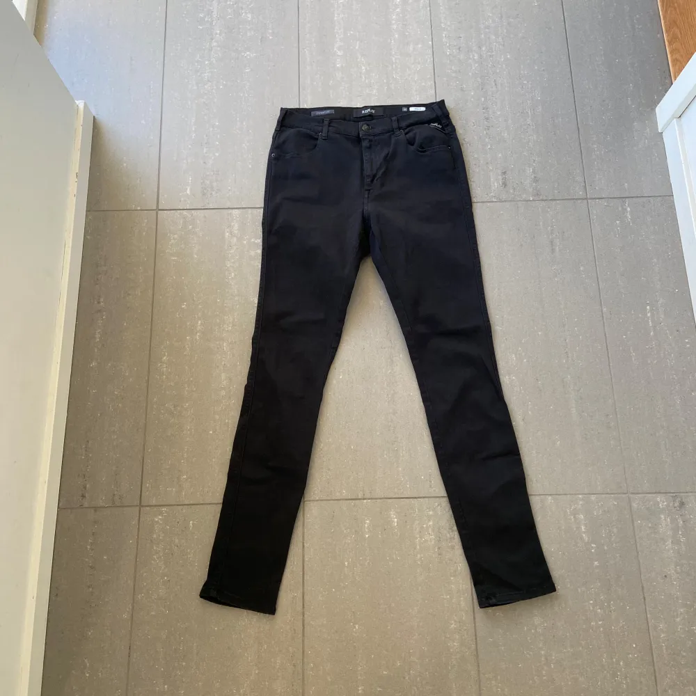 Säljer nu dessa replay Hyperflex jeans, skriv för fler bilder/frågor🙌🏼. Jeans & Byxor.