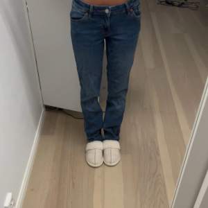 Säljer dessa låga/midwaised jeans från Monki. De är i storlek W26.