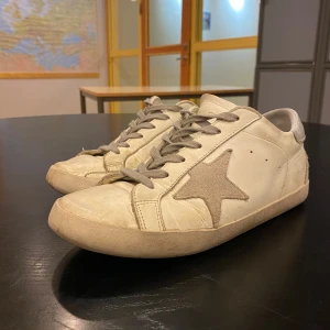 Golden goose stlk 39 men passar 40 - Tja säljer nu mina golden goose som är riktigt feta! Dem har defekter på undersulan och lite miss färg på sko snörerna kan sänka priset lite