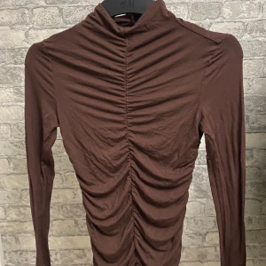 Brun tröja  - Använt en gång 