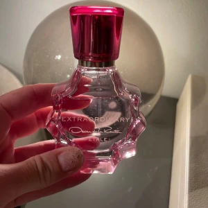 Oscar De La Renta Extraordinary Petale - Oscar De La Renta Extraordinary Petal edp. Fin och romantisk doft med doftnoter som bl.a. körsbärsblom, citrus, pion, ros, magnolia, orchide och bärnsten. Helt oanvänd då jag utvecklat allergi för dofter.