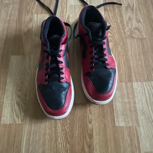 Nils air Jordan one low bred - Ganska slitet skick då sulan är lite sliten plus att dom är rätt böjda där fram. Storlek 43 på skorna och nypris i strl 43 ligger på 2700 kronor 