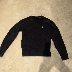 Polo raulph lauren tröja - Inte sönder färgen har gott ut lite men funkar och ha på sig fortfarande.