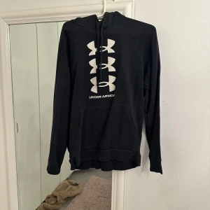 Hoddie - Svart Under Armour Strl L Bra skick