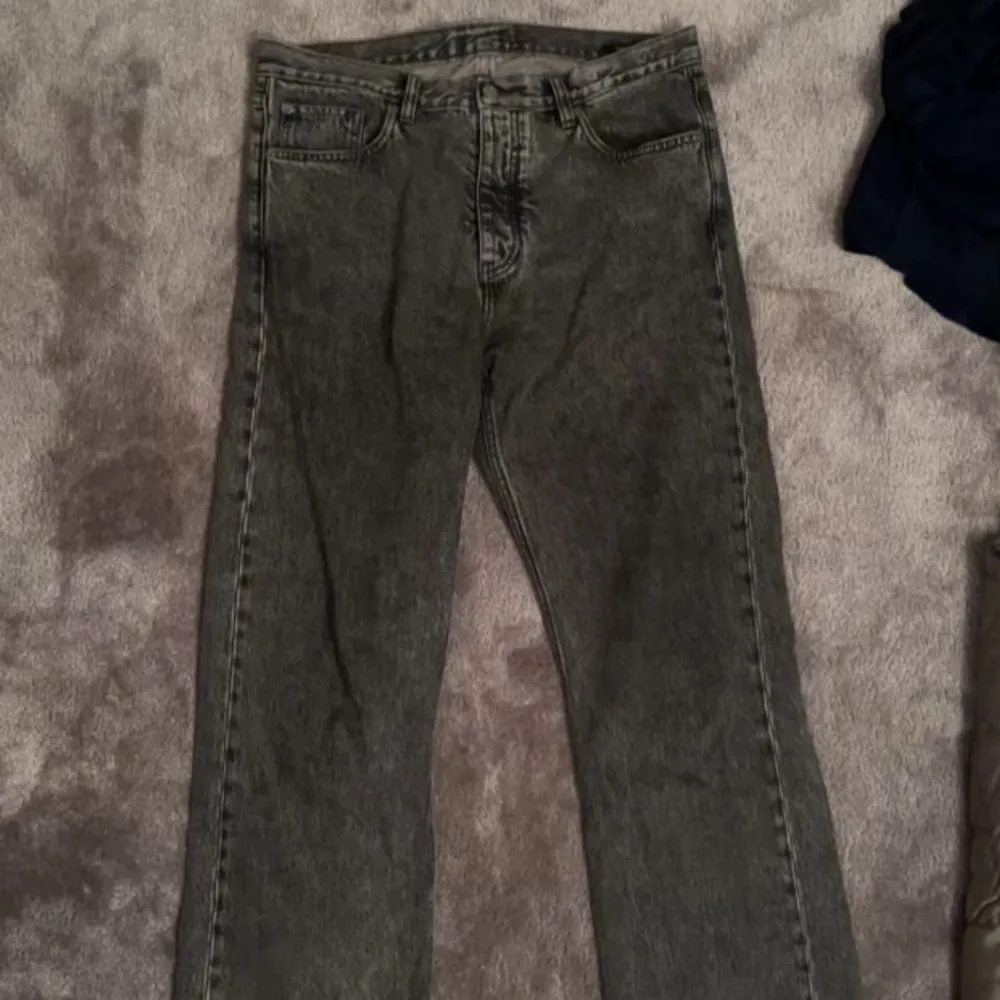 Grå Hope Rush Jeans i storlek 31. Fint skick och riktigt schysst färg. Nypris 2300kr. Jeans & Byxor.