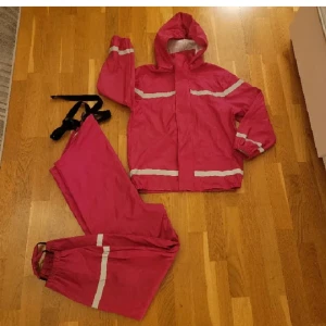 Regnkläder - Regnkläder för barn i storlek 134/140. Använda, men i bra skick! Med reflexer. Små hål på "skyddet" för gymmibandet vid fötterna (se sista bilden) men inga defekter på själva gummibandet under. 150 kr för båda! 🫶