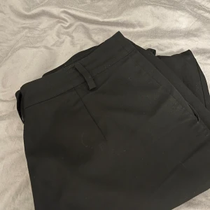 Bik bok kostymbyxor  - Mid waist, från bikbok strl 38. ”Spännet” gick av så sydde på en egen med den fyller samma funktion som den gamla!  85kr ❤️
