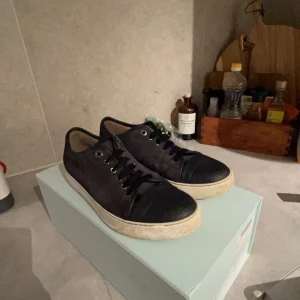 Lanvin skor - Skorna är i storlek 39 men dom är stora i storleken så passar 40/41. Allt tillbehör ingår box,kvitto,dustbag och även extra sko snören. Kom priv för  fler bilder . Kan även tänka mig att byta mot ett par skor i 39.