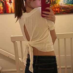 Vit tröja med knyte i ryggen - Jättefin tröja som knappt har används💕. Den är i storlek S från HM