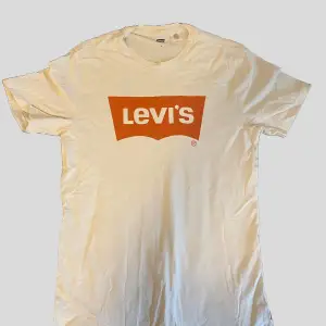 Levis t-shirt i storlek small. Inga defekter. Beige/cream färgad. Logga i orange.  