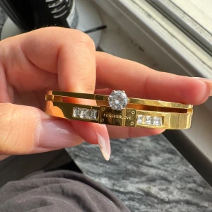 Armband - Ett fint guldigt amrband