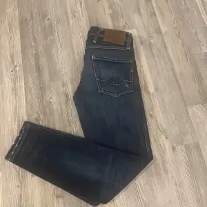 Mörkblåa jeans från Replay modell anbass. Storlek W27 och L 30-31. 