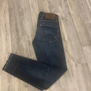 Replay Anbass Mörkblåa Jeans - Mörkblåa jeans från Replay modell anbass. Storlek W27 och L 30-31. 