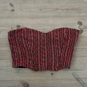 Röd bandeutopp från zara - Röd bandeutopp från zara, i strlk M💕 använd 1-2 ggr och mycket bra skick 💕