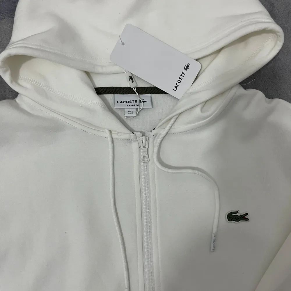 Aldrig använt lacoste zip hoodie, har bara testat på. Storlek M. Hoodies.