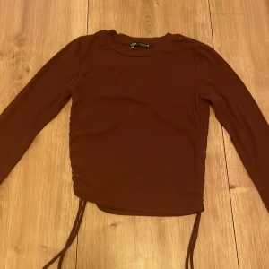 Tröja från Zara  - En tröja från Zara som jag älskar men säljer för att den är försliten.😭Den är mer vinröd i verkligheten men det syns inte i det här ljuset❤️❤️pris kan diskuteras. Kan ändra längden på kanten. 