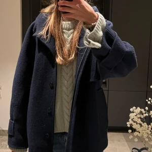 Cos jacka  - Snygg cos jacka/kort kappa. Perfekt till hösten. Väldigt bra skick 