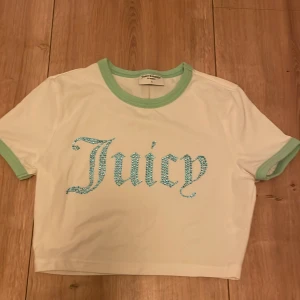 Juicy tröja  - Tröja från juicy coiture. Fick med när jag köpte ett par tjoets på Plick. Säljer pågrund av att den inte riktigt är min smak. Känns som ny ❤️❤️❤️
