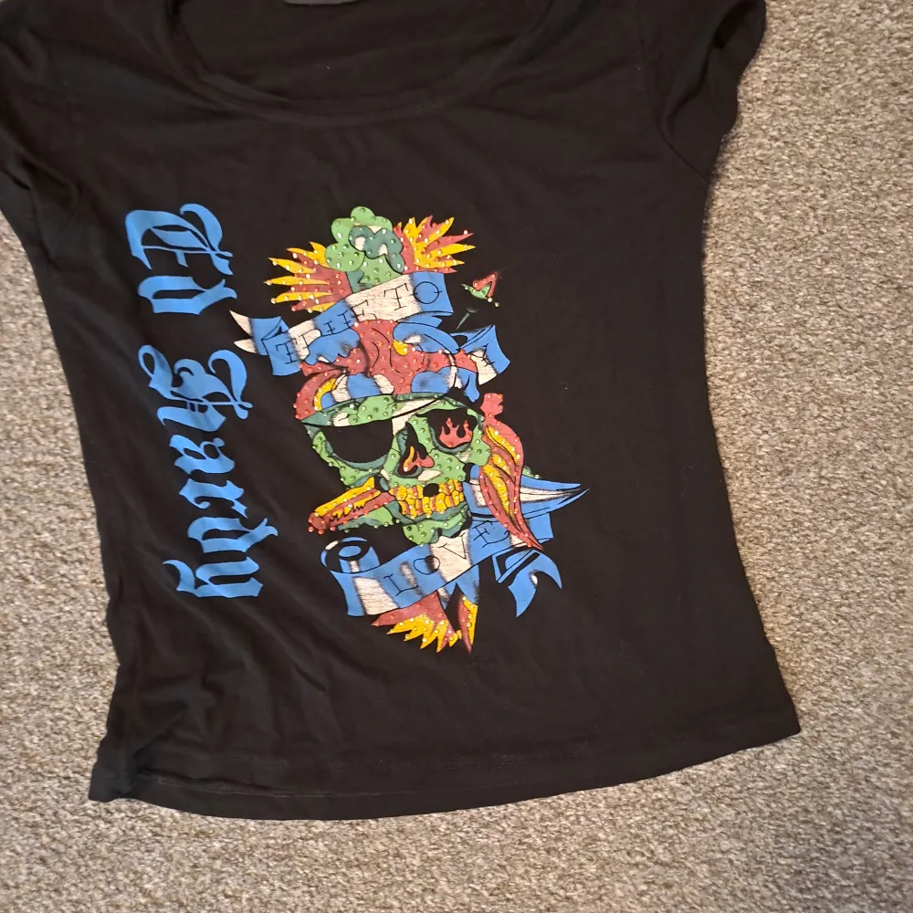 Snygg ed hardy t-shirt som har används väldigt fåtal gånger. Det står M men är perfekt för S. T-shirts.