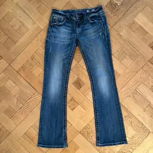 Riktigt snygga vintage miss Me jeans med unik tvätt! Perfekt mörkblå färg inför hösten🍁🍂💙 Skriv om du har några funderingar🙌 Innerbenslängd ca. 77cm Yttre benlängd ca. 98cm Midja ca. 37 cm. 🩵🩵