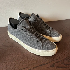 Common projects - Snygga Common Projects skor | I bra skick ~ 8.75/10 | Storlek 42 män | Made in Italy, nypris varar från 3000-4500 | vårat pris 699 kr, samt förhandlingsbart / Mvh