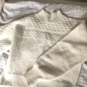 Vit tröja - Vit stickad tröja med mönster