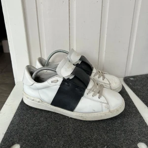 Valentino Open - Sälj pågrund av att jag letar nya skor! Öppen för byte så de är bara att komma med förslag. Skorna är i 7/10 skick och är använda som en dahlig sko!