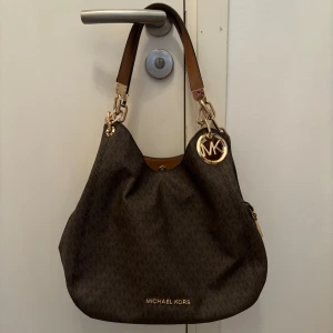 Michael kors väska  - Micheal kors väska inköpt på NK förra sommaren. 