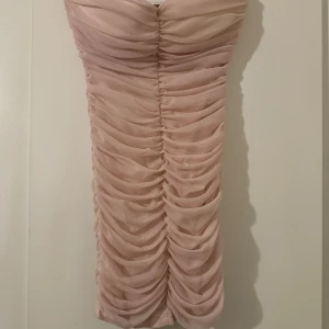 Klänning - Klänning storlek M men mer som en S, endast använd en gång.