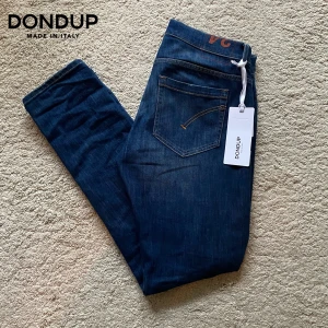 Dondup George - Riktigt snygga Dondup George i slimfit | helt nya med lapparna kvar | unik design med små slitningar runt fickor och benslut | nypris 3599kr vid snabb affär 1299kr