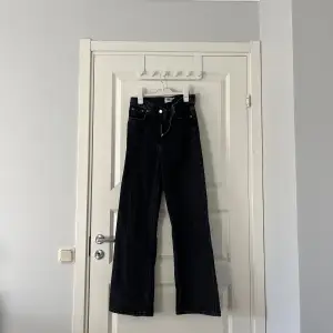 Svarta jeans från lager 157. high waist jeans lite baggy. Är använda några gånger.